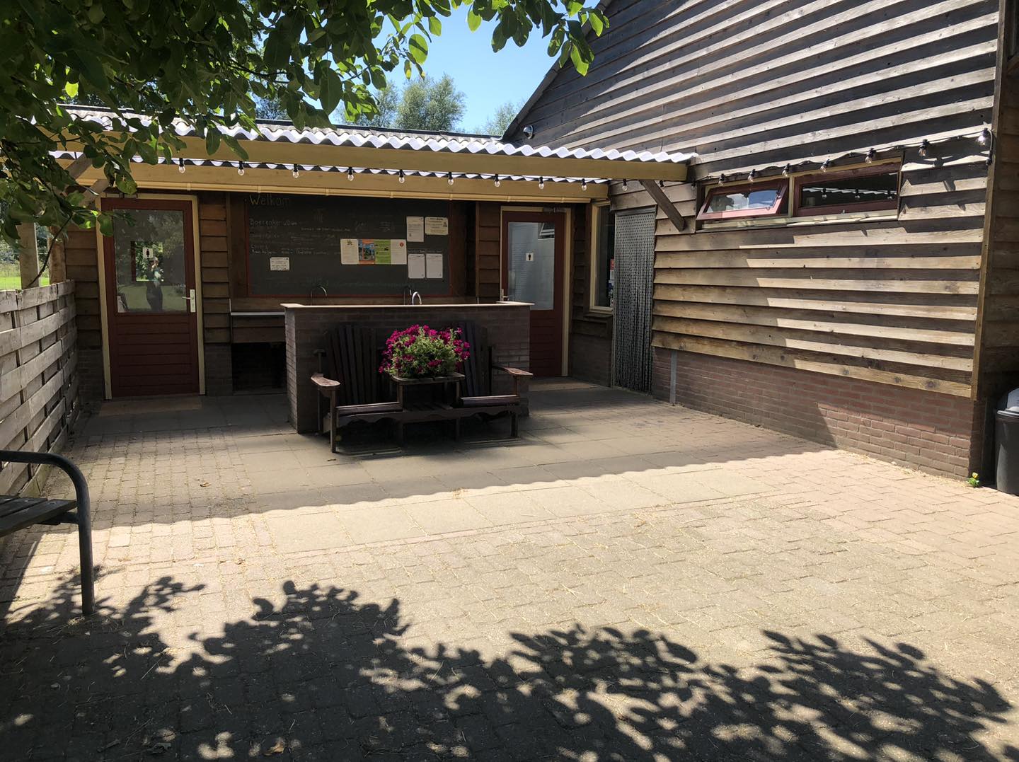 Sanitairgebouw buitenkant
